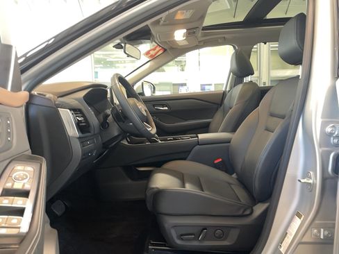 Used 2023 Nissan Rogue SL w/ SL Premium Package image 13