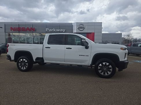 Used 2021 Chevrolet Silverado 2500 Custom w/ Custom Value Package image 9
