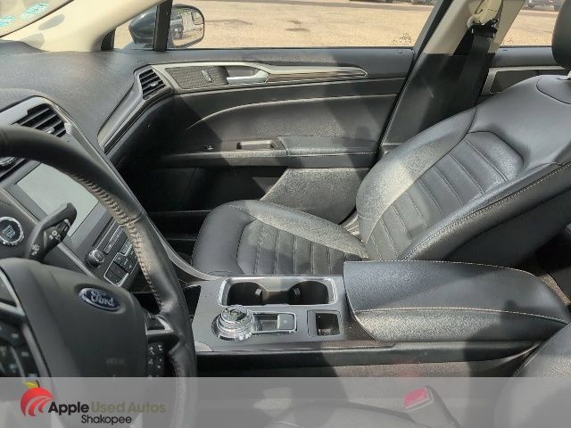 Used 2017 Ford Fusion SE w/ Fusion SE Technology Package AWD/4WD image 4