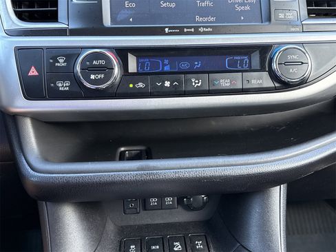 Used 2018 Toyota Highlander SE image 29