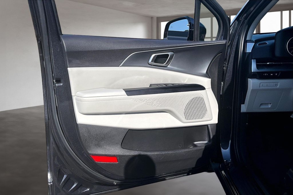 Used 2024 Kia Carnival LX FWD image 19