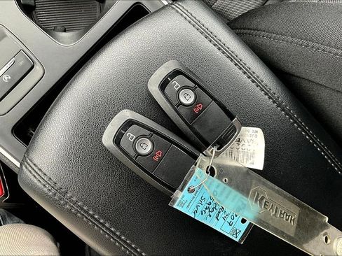 Used 2024 Ford Edge SE image 9