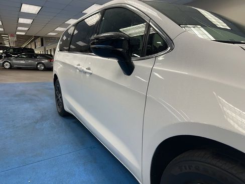 Used 2025 Chrysler Pacifica Select image 4