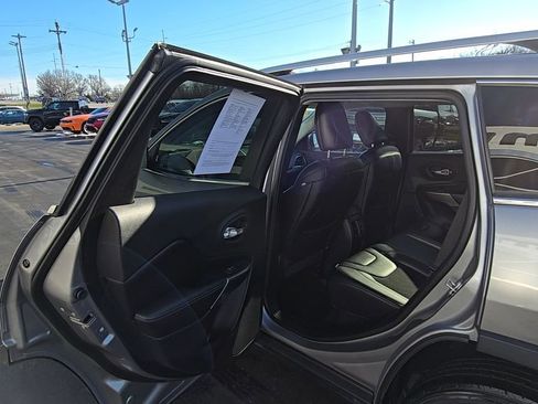 Certified 2019 Jeep Cherokee Latitude Plus w/ Cold Weather Group image 16