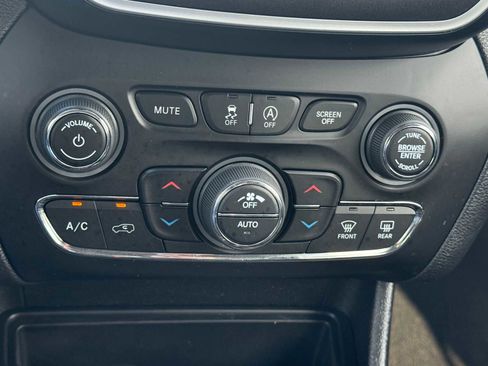 Used 2021 Jeep Cherokee Trailhawk AWD/4WD image 26