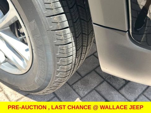 Used 2025 Jeep Grand Cherokee Laredo X RWD image 10