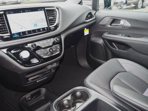 New 2025 Chrysler Pacifica Select w/ Uconnect Theater Family Group image 24