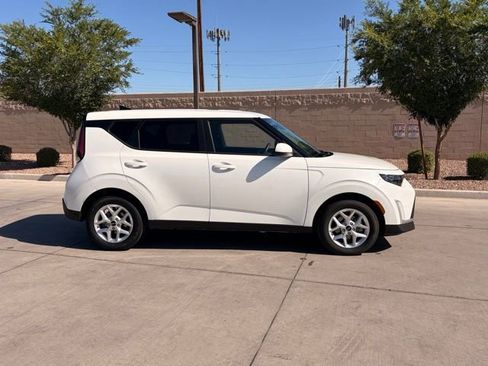 Used 2025 Kia Soul LX FWD image 5