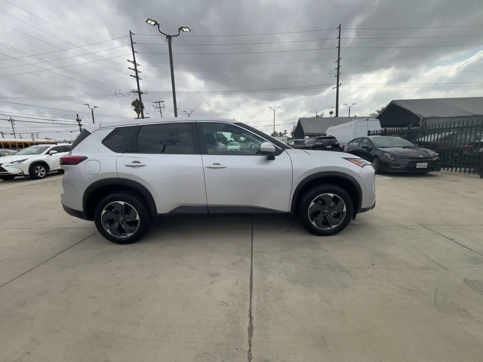Used 2025 Nissan Rogue SV FWD image 15