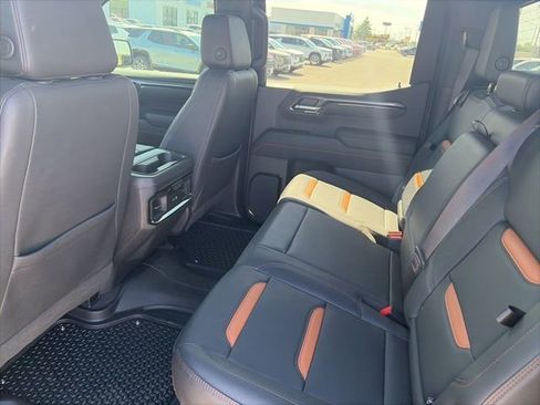 Used 2023 GMC Sierra 1500 AT4 w/ Technology Package AWD/4WD image 11