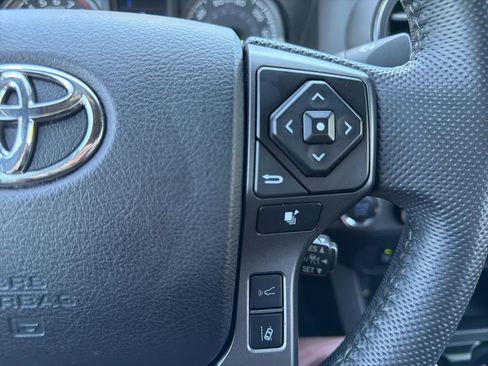 Used 2022 Toyota Tacoma TRD Off-Road AWD/4WD image 17