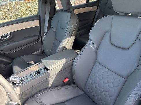 Certified 2025 Volvo XC90 B6 Plus image 17