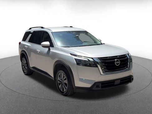 Used 2025 Nissan Pathfinder SV FWD image 3