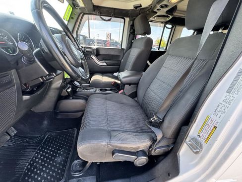Used 2011 Jeep Wrangler Unlimited Rubicon w/ Connectivity Group AWD/4WD image 13
