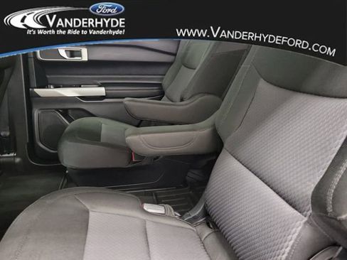 Used 2022 Ford Explorer XLT image 11