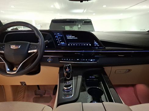 Certified 2023 Cadillac Escalade ESV Premium Luxury image 16