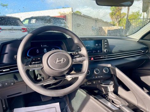Used 2025 Hyundai Elantra SE image 12