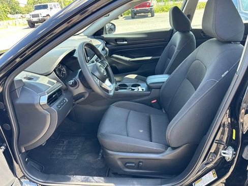 Used 2025 Nissan Altima 2.5 SV FWD image 12