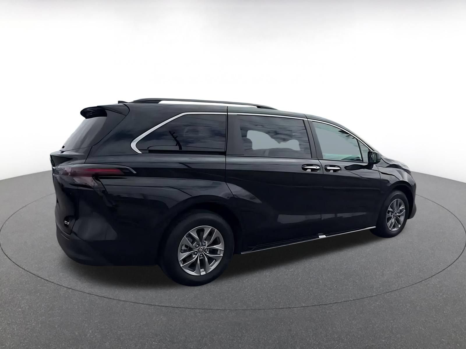 Used 2025 Toyota Sienna XLE FWD image 13