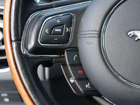 Used 2018 Jaguar XJ R-Sport image 16