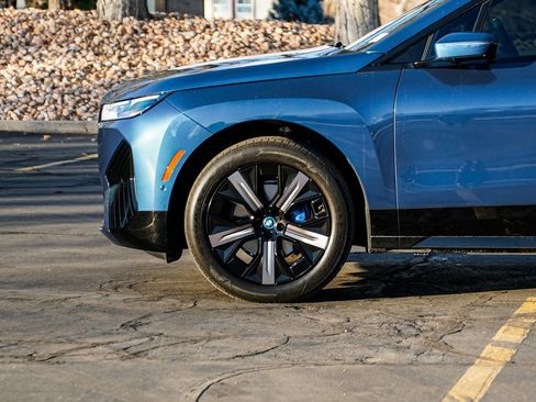 Used 2024 BMW iX xDrive50 w/ Premium Package image 7