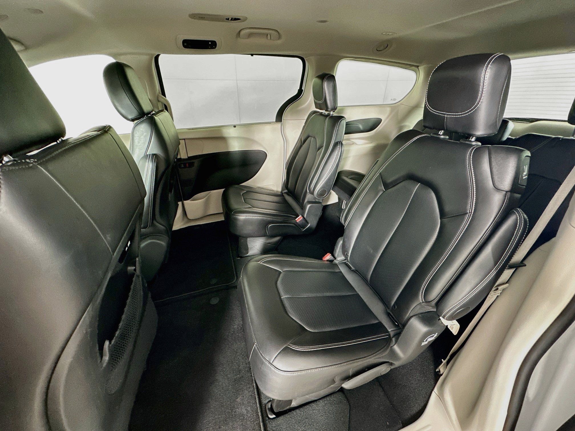 Used 2024 Chrysler Pacifica Touring-L FWD image 27
