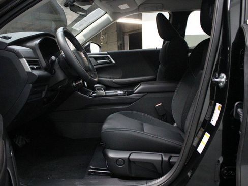 New 2025 Mitsubishi Outlander ES image 6