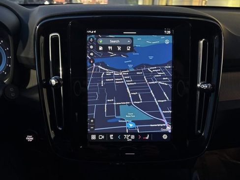 Used 2025 Volvo XC40 B5 Plus image 22