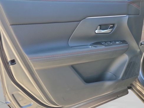 Certified 2025 Nissan Kicks SR FWD image 18