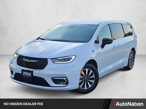 Used 2024 Chrysler Pacifica Limited FWD image 1