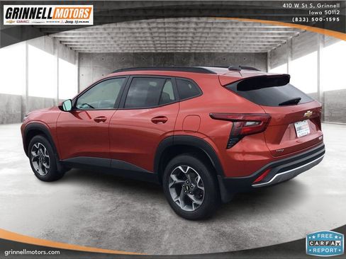 Used 2024 Chevrolet Trax LT w/ Driver Confidence Package FWD image 7