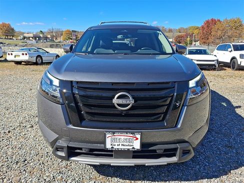 Used 2024 Nissan Pathfinder SL w/ Black Appearance Package image 21