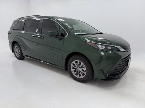 New 2026 Toyota Sienna XLE image 1