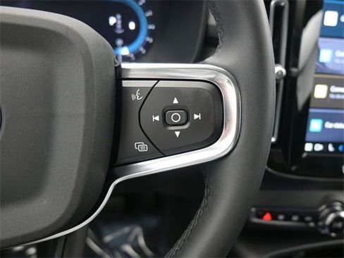 Used 2024 Volvo XC40 B5 Plus image 24