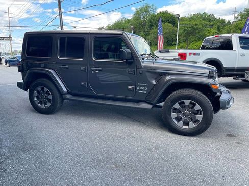 Used 2018 Jeep Wrangler Unlimited Sahara w/ Dual Top Group AWD/4WD image 8