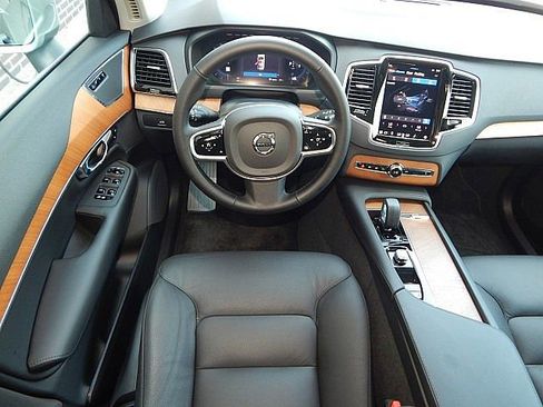 Certified 2025 Volvo XC90 B6 Plus image 13