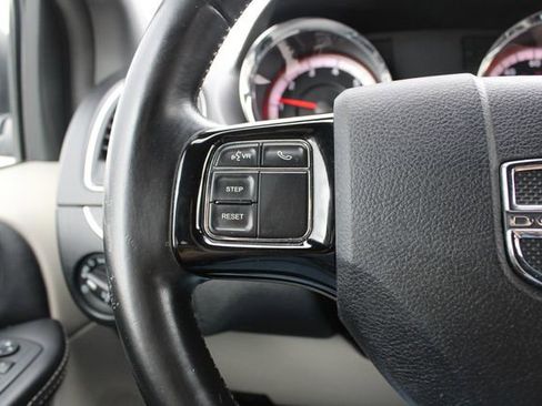 Used 2019 Dodge Grand Caravan SXT FWD image 11
