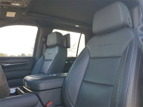 Used 2024 GMC Yukon Denali w/ Advanced Technology Package image 5