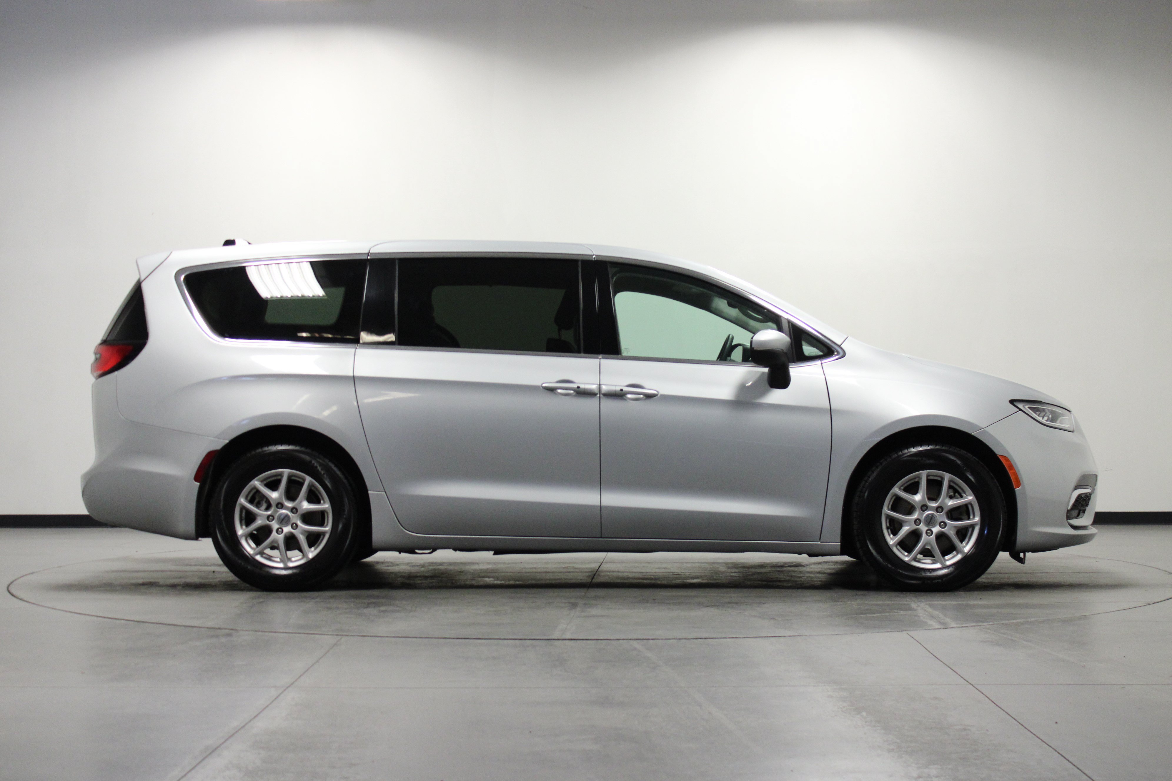 Used 2023 Chrysler Pacifica Touring-L FWD image 3