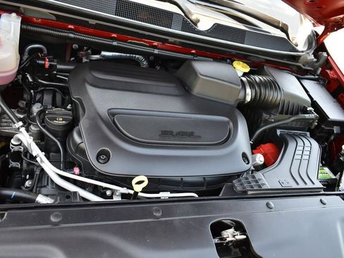 Certified 2025 Chrysler Pacifica Limited FWD image 32