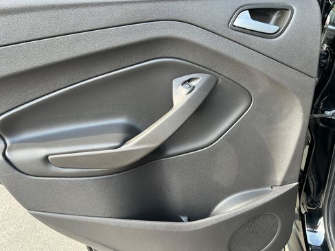 Used 2017 Ford Escape SE w/ SE Sport Appearance Package FWD image 25
