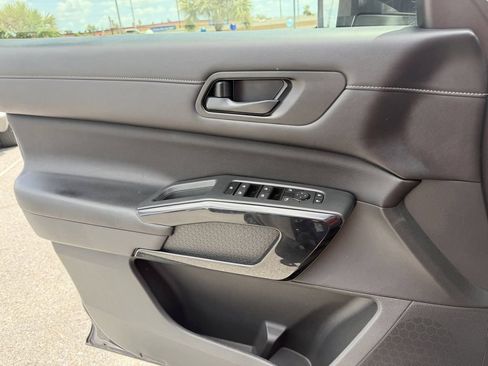 Used 2024 Nissan Pathfinder SV FWD image 12