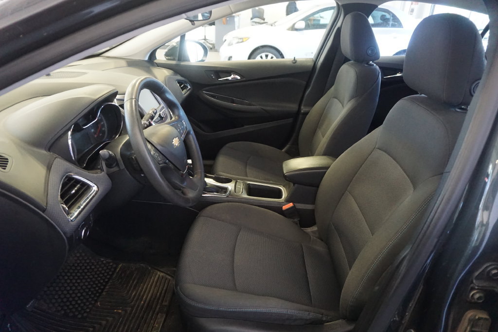 Used 2018 Chevrolet Cruze LT w/ Convenience Package FWD image 17
