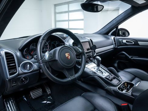 Used 2014 Porsche Cayenne Turbo w/ Comfort Plus Package (PU4) AWD/4WD image 20