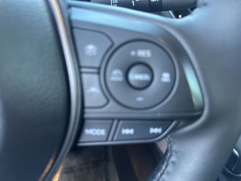 Used 2025 Toyota Corolla Cross XLE image 8