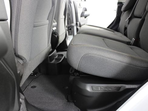 Used 2025 Jeep Wrangler Unlimited Sahara AWD/4WD image 16