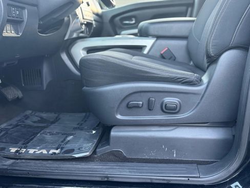 Used 2018 Nissan Titan SV w/ SV Convenience Package image 17