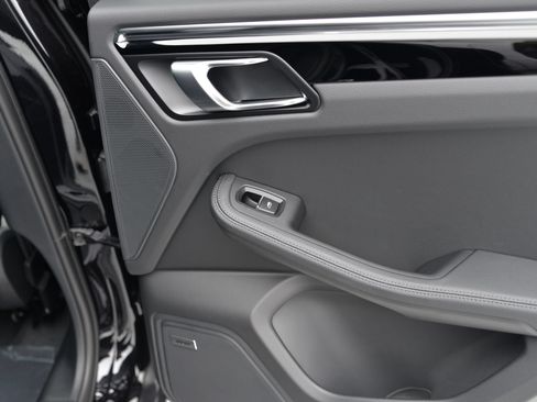 Certified 2026 Porsche Macan AWD/4WD image 20