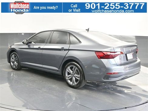 Used 2024 Volkswagen Jetta SE w/ Panoramic Sunroof Package image 3