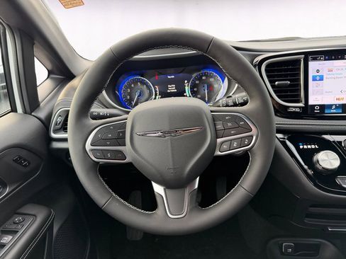 New 2026 Chrysler Pacifica Select image 12